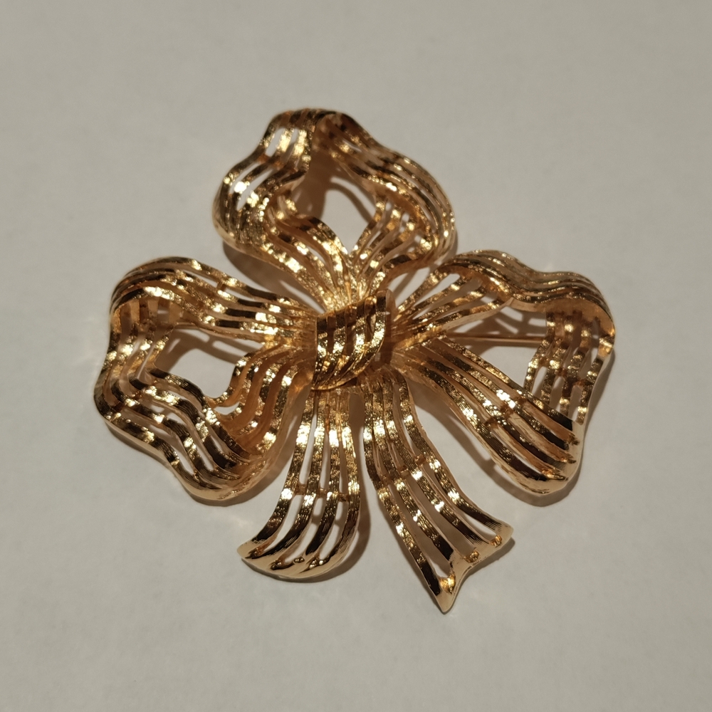 Elegant Gold Bow Brooch
